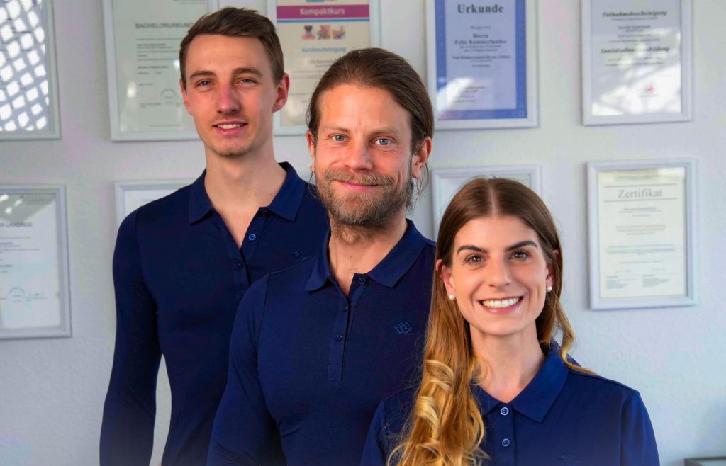 Cedric Braetsch, Felix Kammerlander und Vanessa Kammerlander - das Team der Osteopathie Praxis in deren Räumlichkeiten mit Qualifikationen im Hintergrund.
